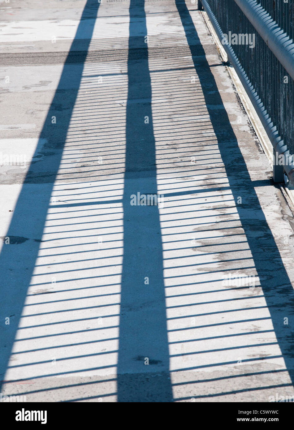 Schatten im Sonnenlicht durch eine Barriere geschaffen. Stockfoto Schatten im Sonnenlicht durch eine Barriere geschaffen. Stockfoto