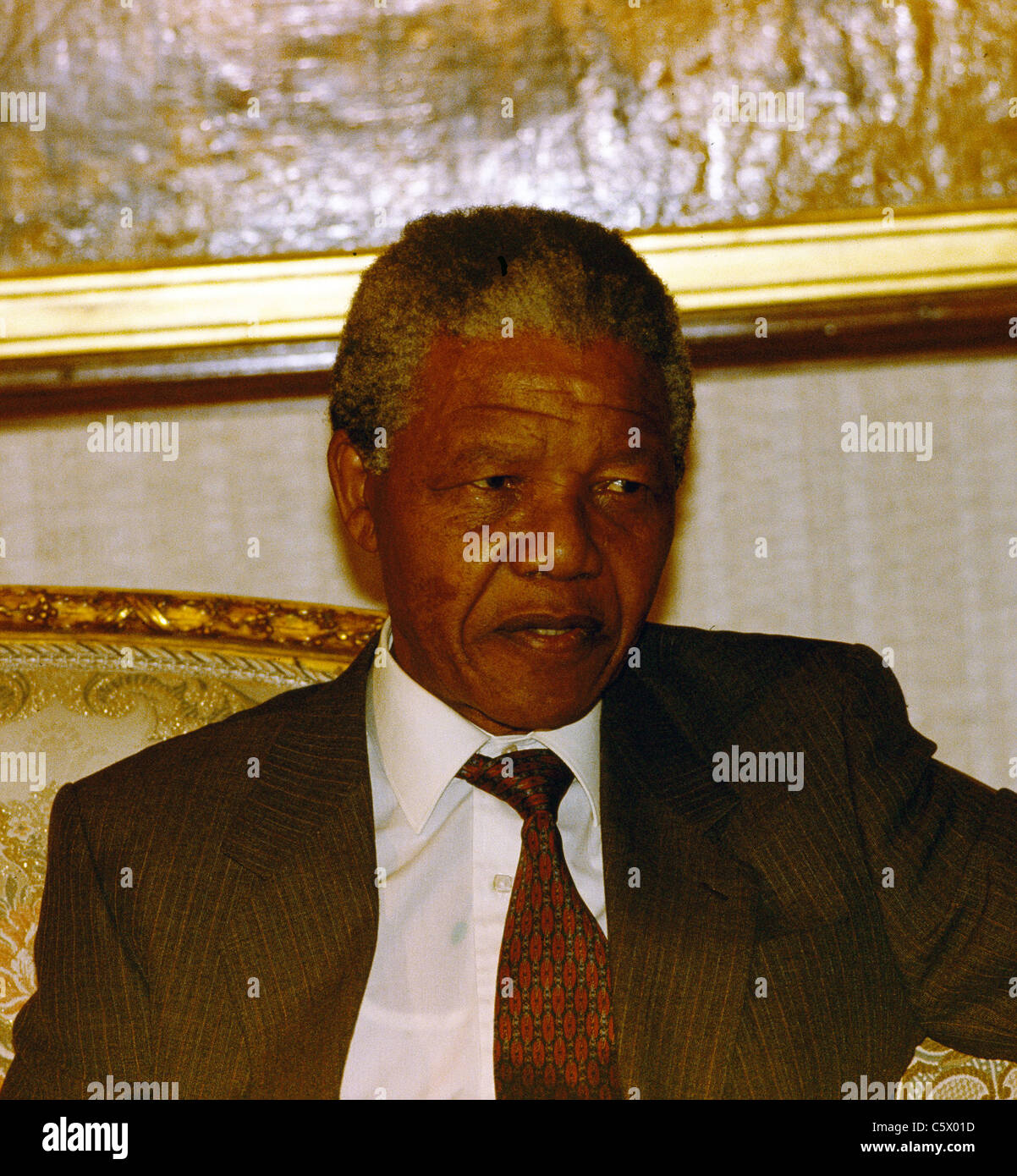 South African Nelson Mandela, vor kurzem aus dem Gefängnis befreit wird bei einem Besuch in Ägypten von der ägyptische Präsident Hosni Mubarak begrüßt. Stockfoto