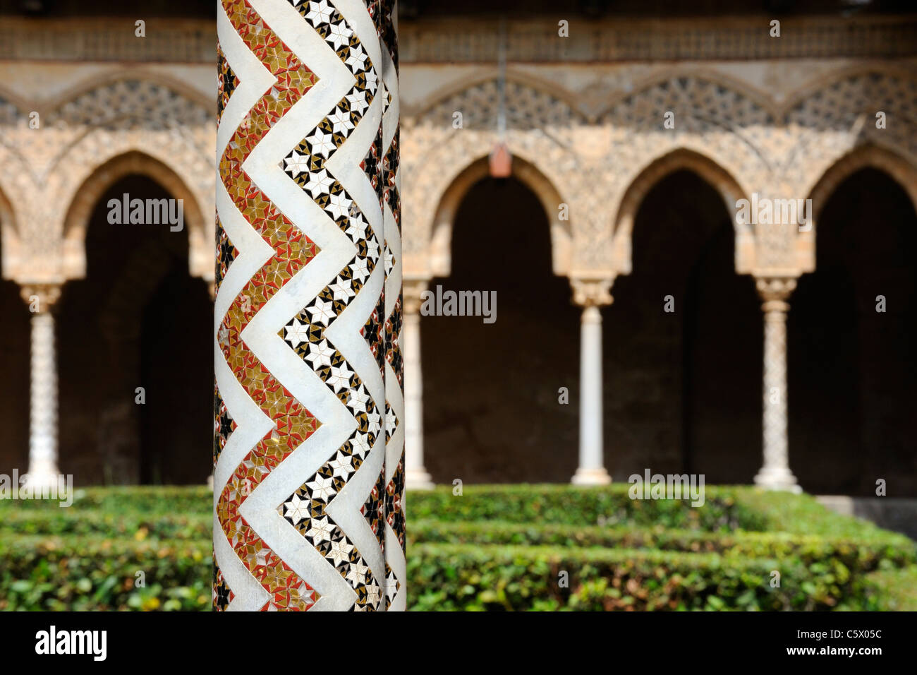 Ein paar reich vergoldeten Säulen im Kreuzgang in Monreale Stockfoto