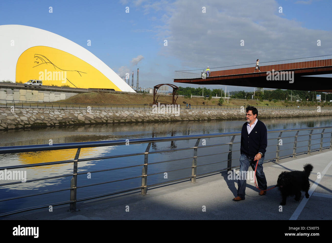 Auditorium "Niemeyer-Center" in der Ría von AVILÉS. Principado de Asturias. Spanien Stockfoto