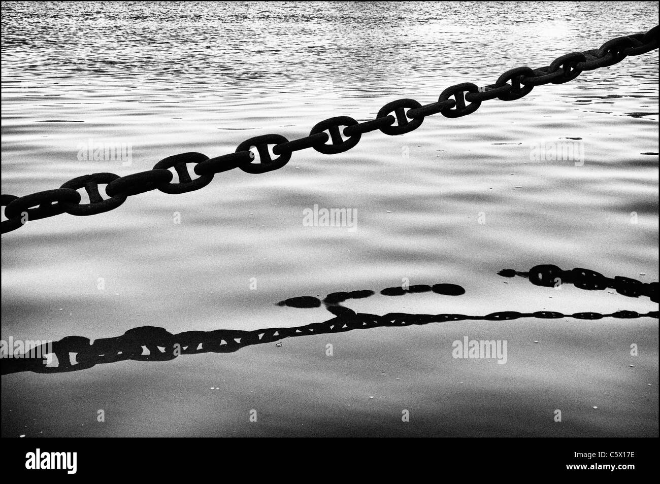 Anker-Kette, die Reflexion im Wasser, Gualeguaychu, Provinz Entre Rios, Argentinien Stockfoto