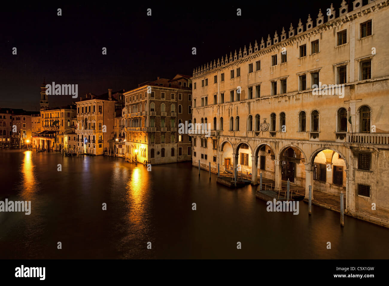 Canal Grande Venedig nach Einbruch der Dunkelheit mit Booten, Wasser, Taxis oder Vaporettes geparkt entlang der Gebäude auf dem Wasser. Stockfoto Canal Grande Venedig nach Einbruch der Dunkelheit mit Booten, Wasser, Taxis oder Vaporettes geparkt entlang der Gebäude auf dem Wasser. Stockfoto