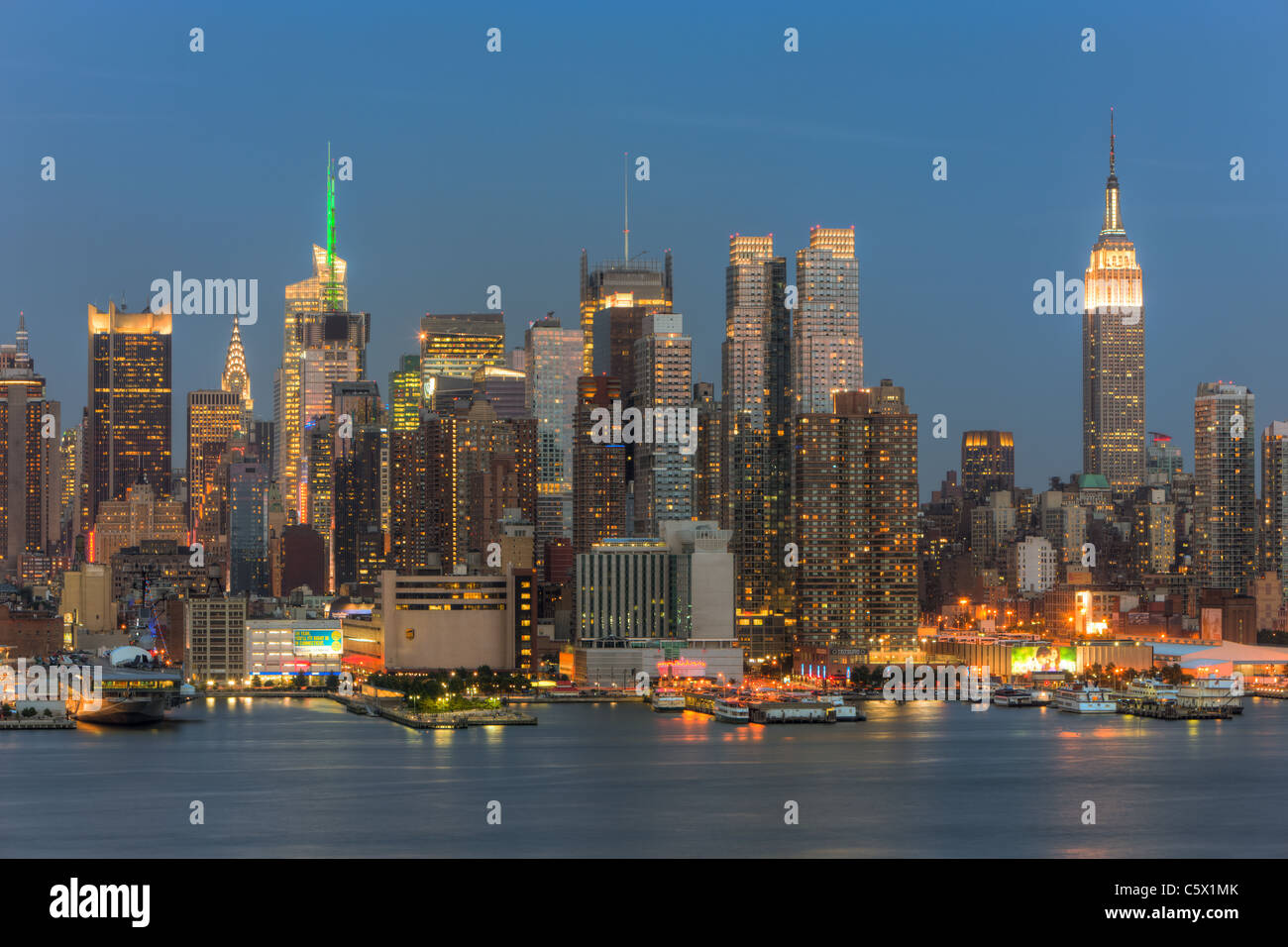Die Skyline von Manhattan Midtown während der Dämmerung über den Hudson River von New Jersey aus gesehen. Stockfoto