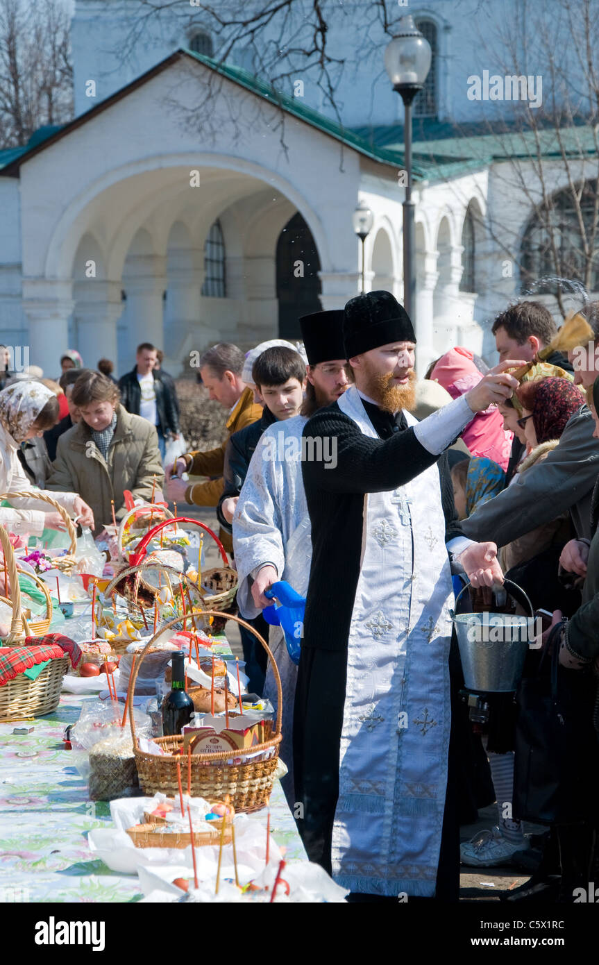 Russische orthodoxe Priester am Ostersonntag, Nowodewitschi-Kloster, Moskau, Russland Stockfoto