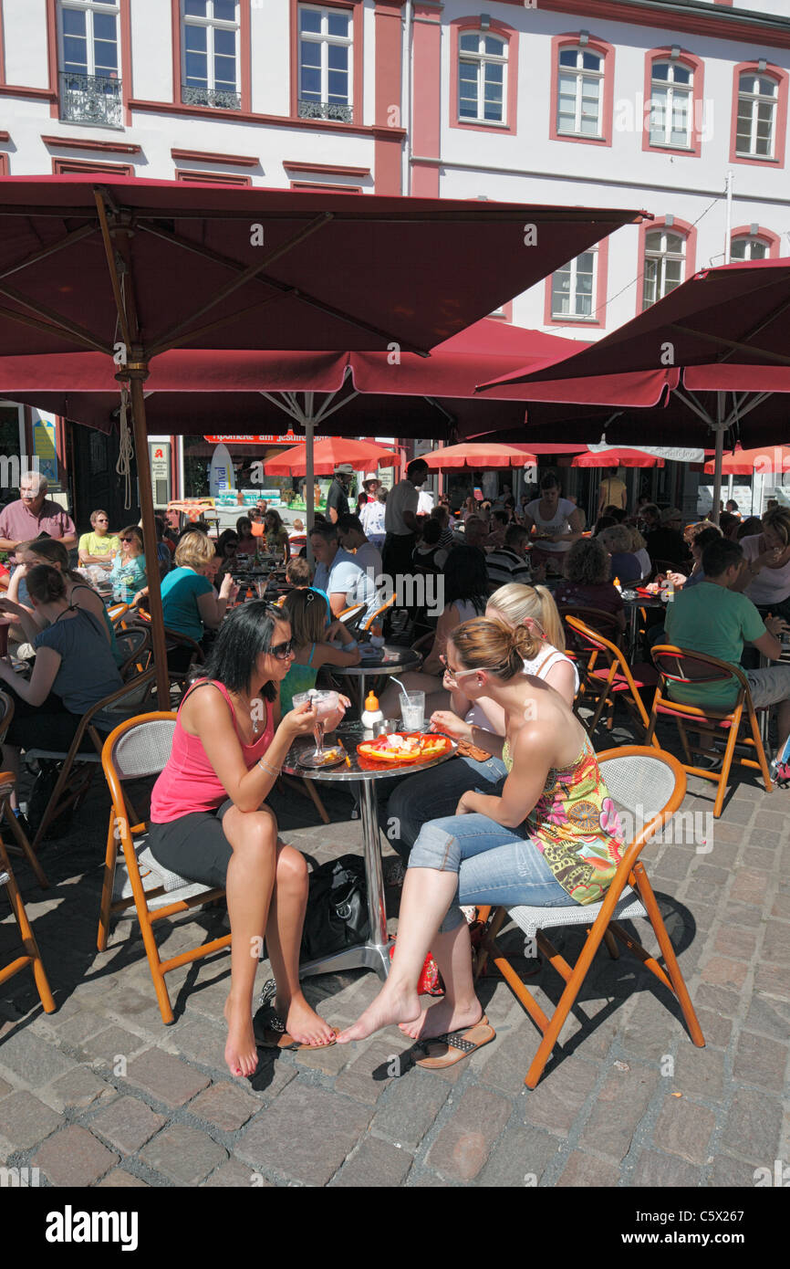 D-Koblenz, Rhein, Mosel, Maifeld, Eifel, Hunsrueck, Westerwald, Rheinland-Pfalz, Altstadt, Jesuitenplatz, Menschen sitzen in einem Straßencafé, junge Frauen, Mädchen, leicht bekleideten, Summerwear, barfuß, Sonnenschirme, UNESCO World Heritage Site Oberes Mittelrh Stockfoto