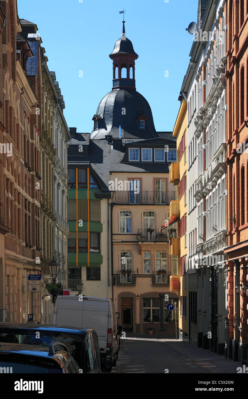 Reihenhaeuser in der Goerresstrasse von Koblenz, Rheinland-Pfalz, Dahinter der Turm Vom Pfarrhaus der Liebfrauenkirche Stockfoto