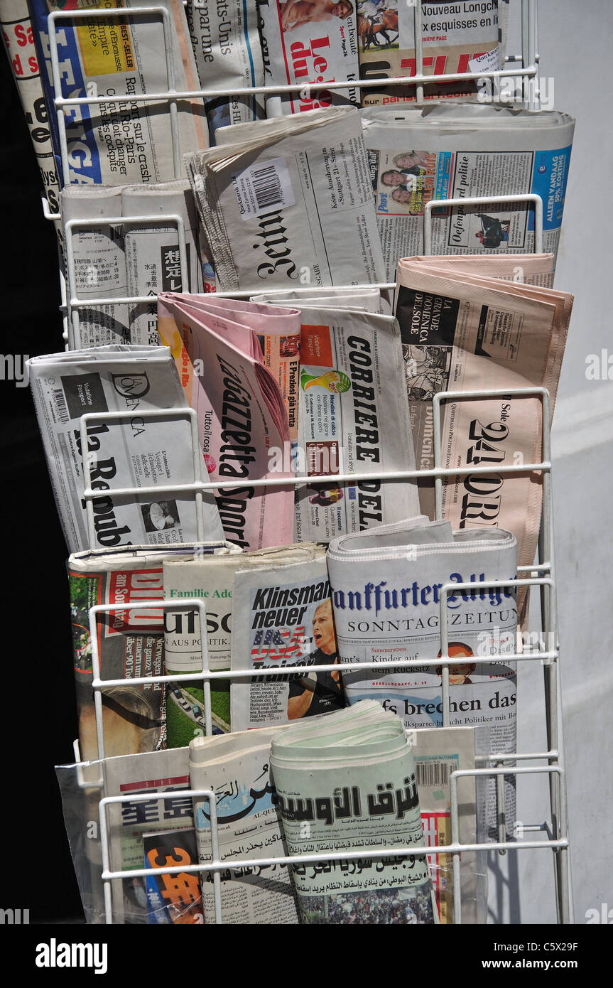 Internationale Zeitungen am Kiosk rack, Covent Garden, City of Westminster, London, Greater London, England, Vereinigtes Königreich Stockfoto