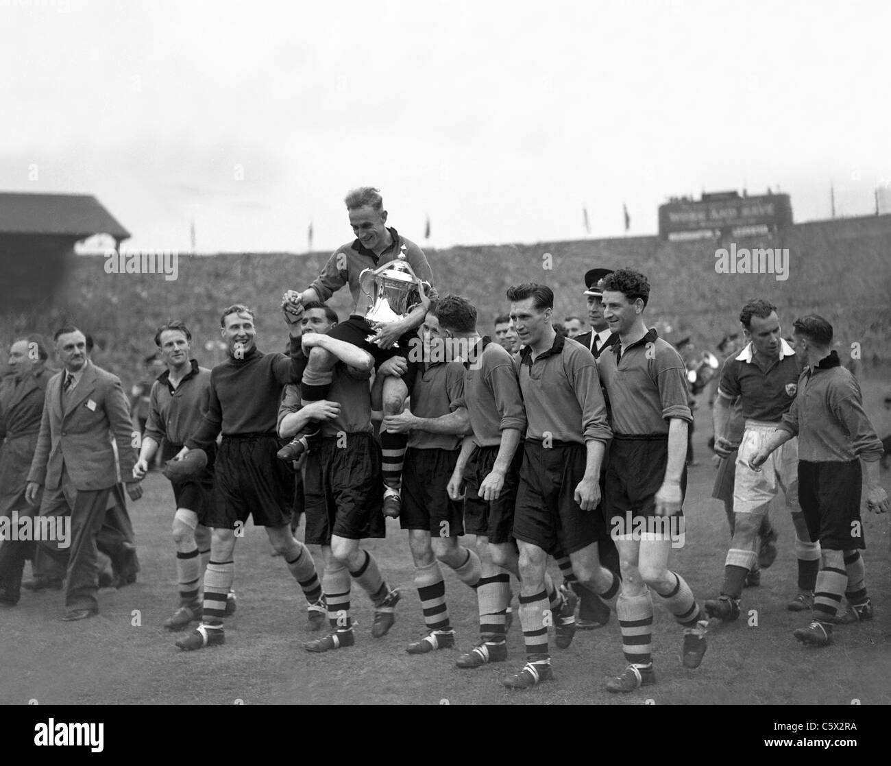 Wolverhampton Wanderers 1949 FA Cup-Sieger im Wembley-Stadion mit Kapitän Billy Wright von Bert Williams, Bill Shorthouse durchgeführt Stockfoto