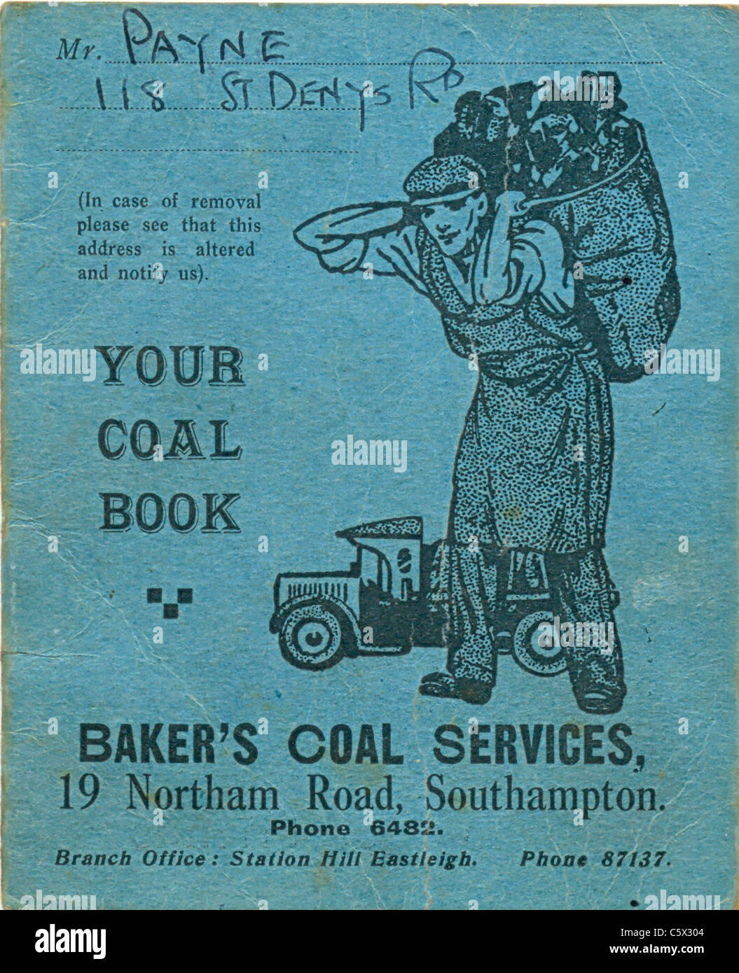Vignette eines Mannes, der einen Sack Kohle aus einem Lieferbuch für Kohle lieferte 1939 Stockfoto