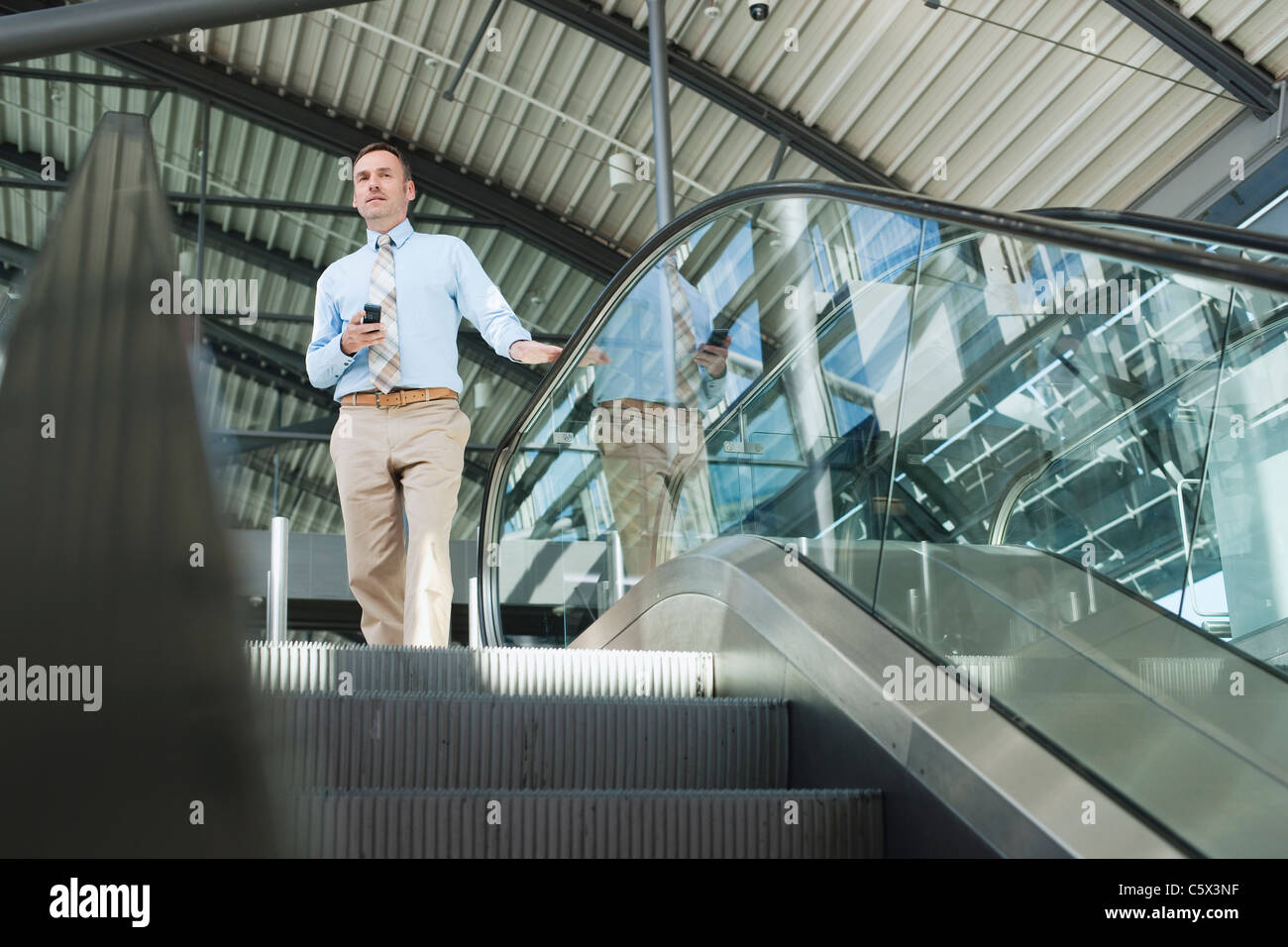 Deutschland, Leipzig-Halle, Flughafen, Geschäftsmann auf beweglichen Treppen Stockfoto