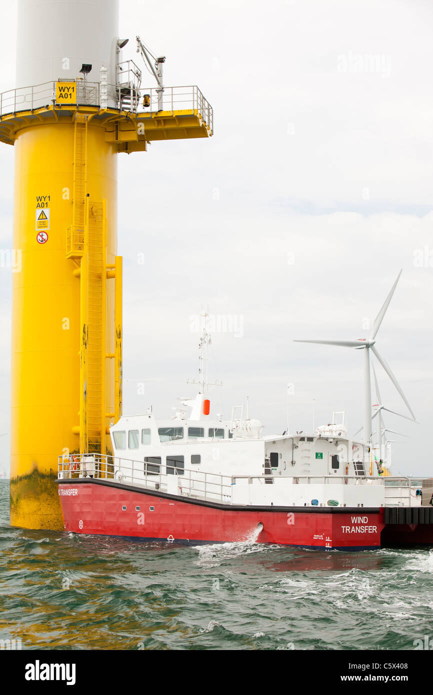 Ein Versorgungsschiff neben einer Windkraftanlage des Projekts Walney Offshore Windpark, aus Barrow in Furness, Cumbria, UK. Stockfoto