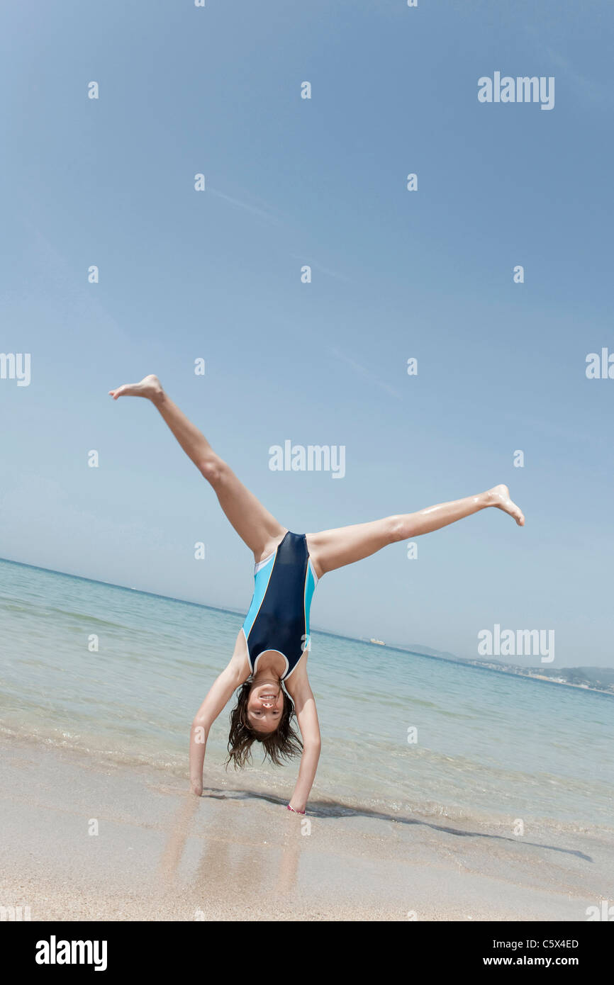 Spanien Mallorca Mädchen 10 11 Tun Handstand Am Strand Stockfotografie Alamy 