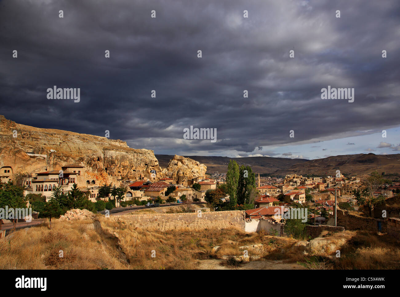 Foto von Ürgüp entfernt, wo Sie Teil der alten Höhlenwohnungen Siedlung sehen können. Nevsehir, Kappadokien, Türkei. Stockfoto