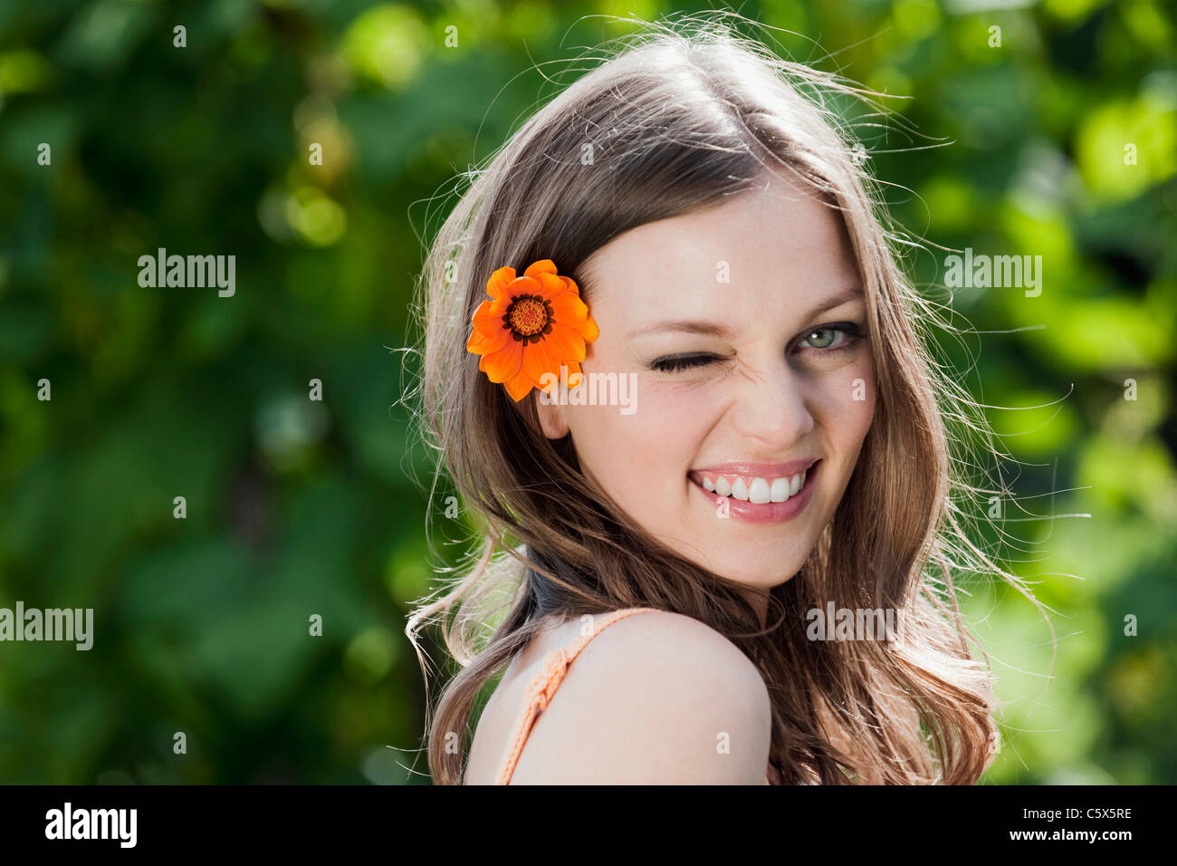 Deutschland, Bayern, Frau mit Blume im Haar Stockfoto