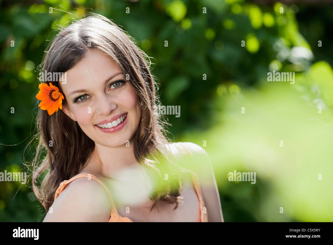 Deutschland, Bayern, Frau mit Blume im Haar Stockfoto