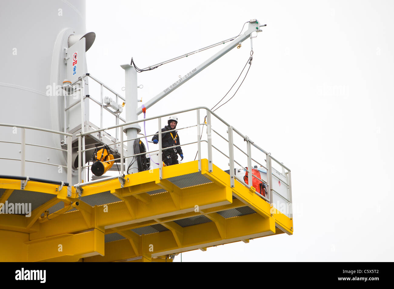 Offshore-Arbeitnehmer, die an einer Windkraftanlage am Walney Offshore-Windpark-Projekt, aus Barrow in Furness, Cumbria, UK. Stockfoto