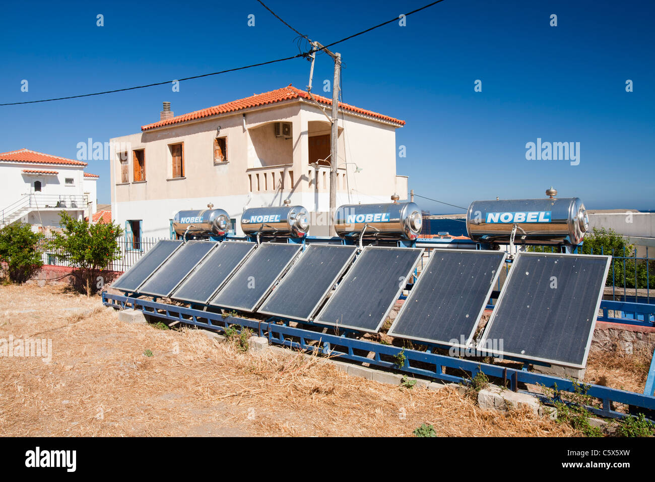 Solare Warmwasserbereitung Paneele in Sigri, auf Lesbos, Griechenland. Stockfoto