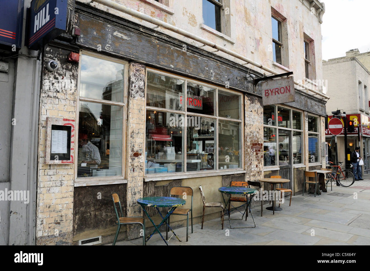 Byron Cafe mit Tischen im freien Islington Green London England UK Stockfoto