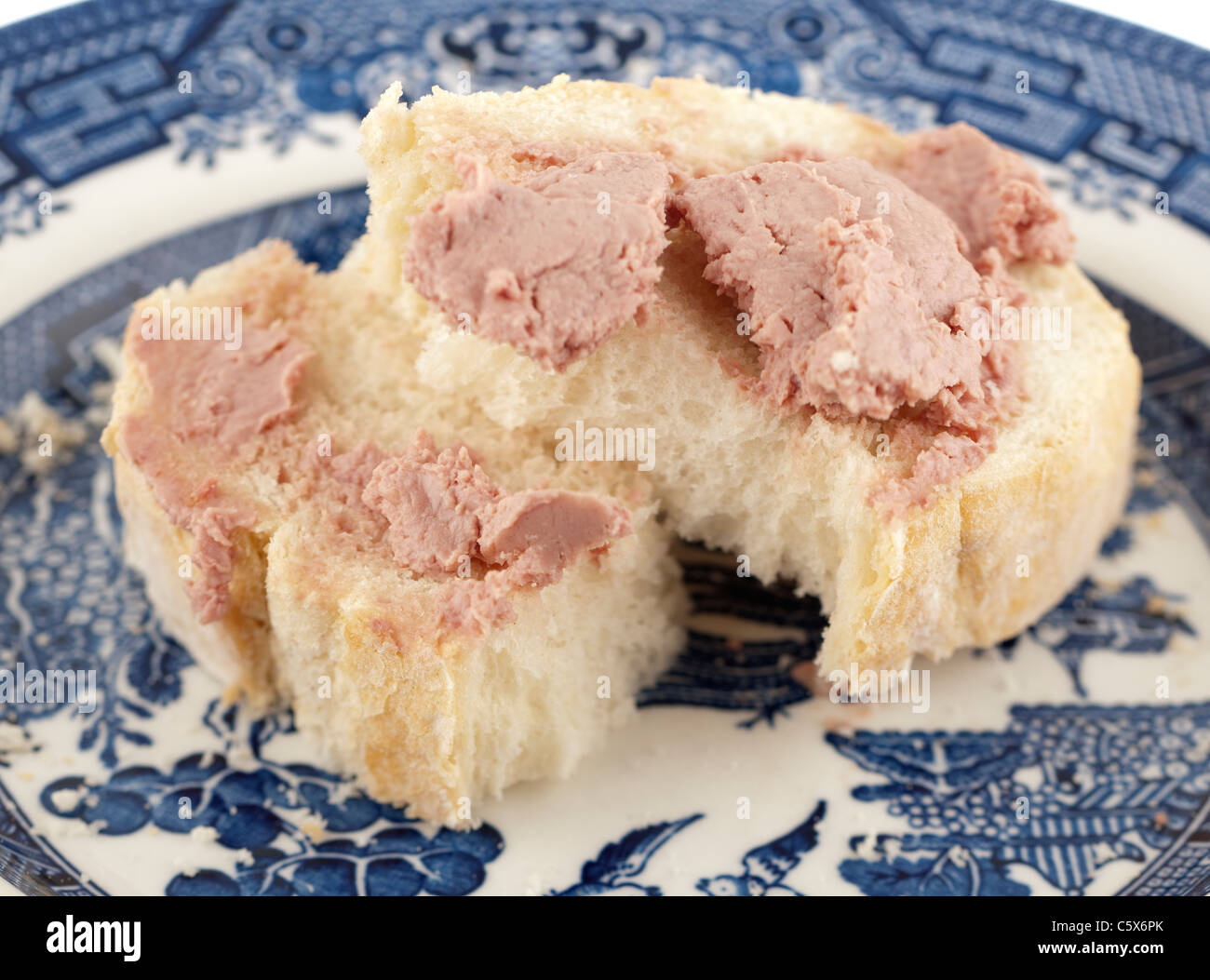 Leberpastete, verteilt auf eine Scheibe halbierten gebrochen weißes Brot Stockfoto