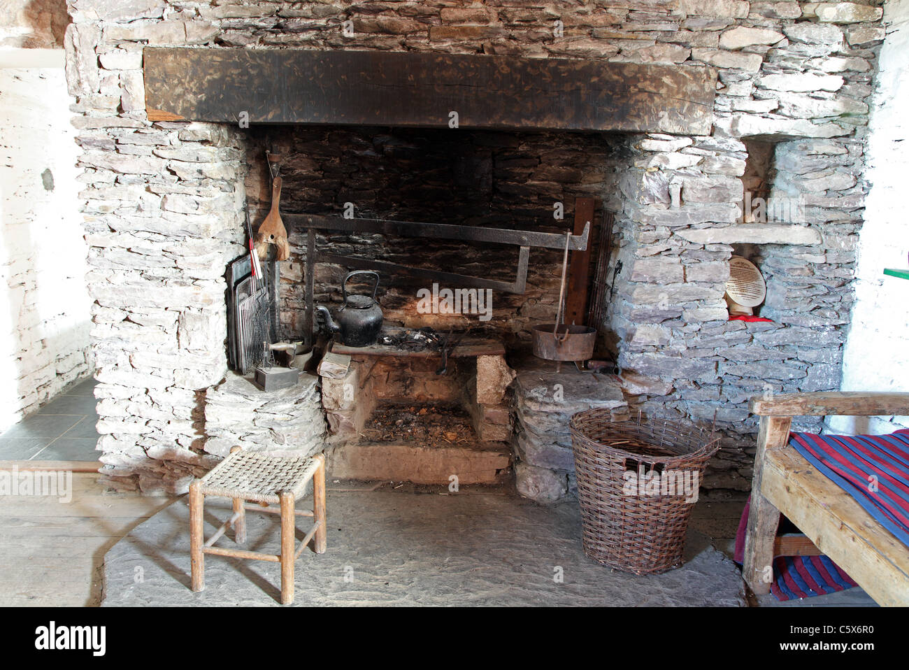 Traditionelle irische Cottage Herd, Cill Rialaig Künstler Retreat, Ballinskelligs, Co. Kerry, Irland Stockfoto