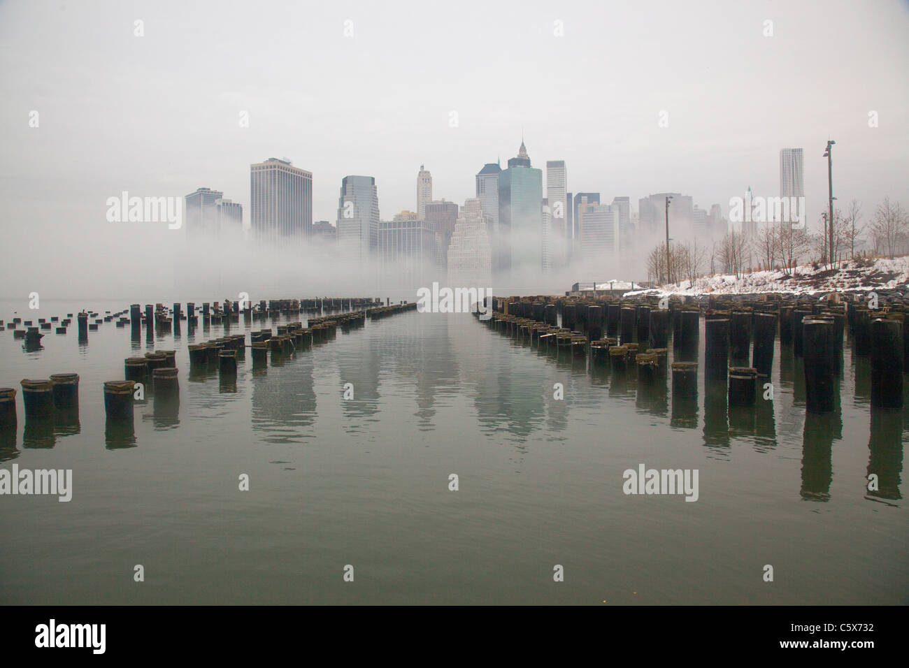 Brooklyn Bridge Park im Nebel Stockfoto