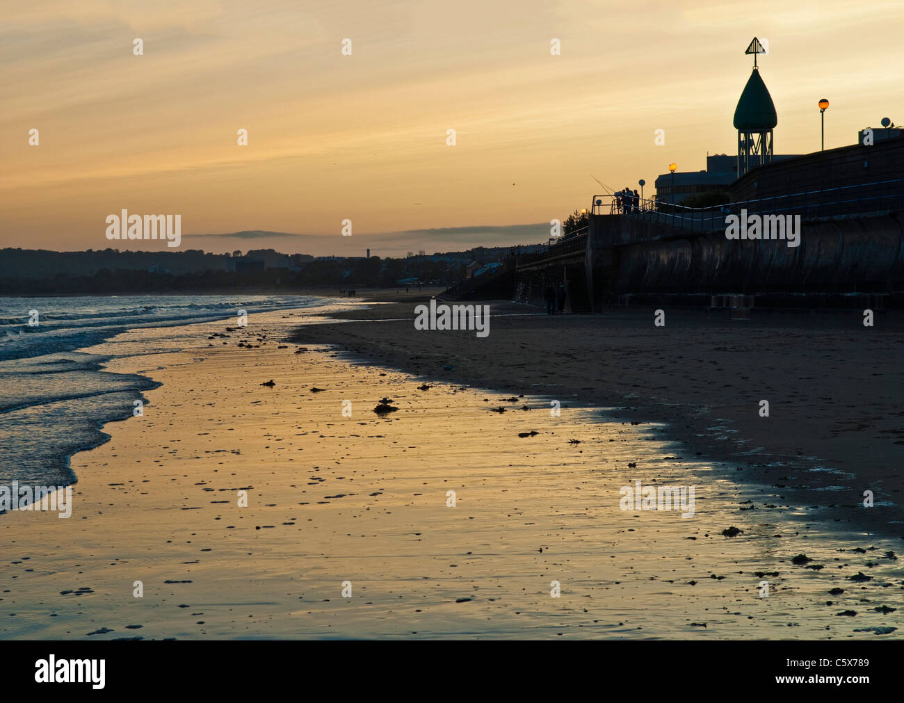 Swansea Strand bei Sonnenuntergang Stockfoto