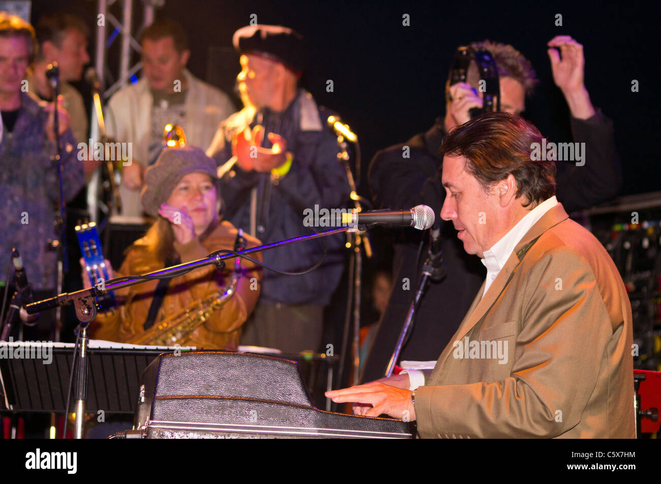 Jools Holland und seiner Rhythm And Blues-Orchesra beim Wickham Festival 2011 Stockfoto