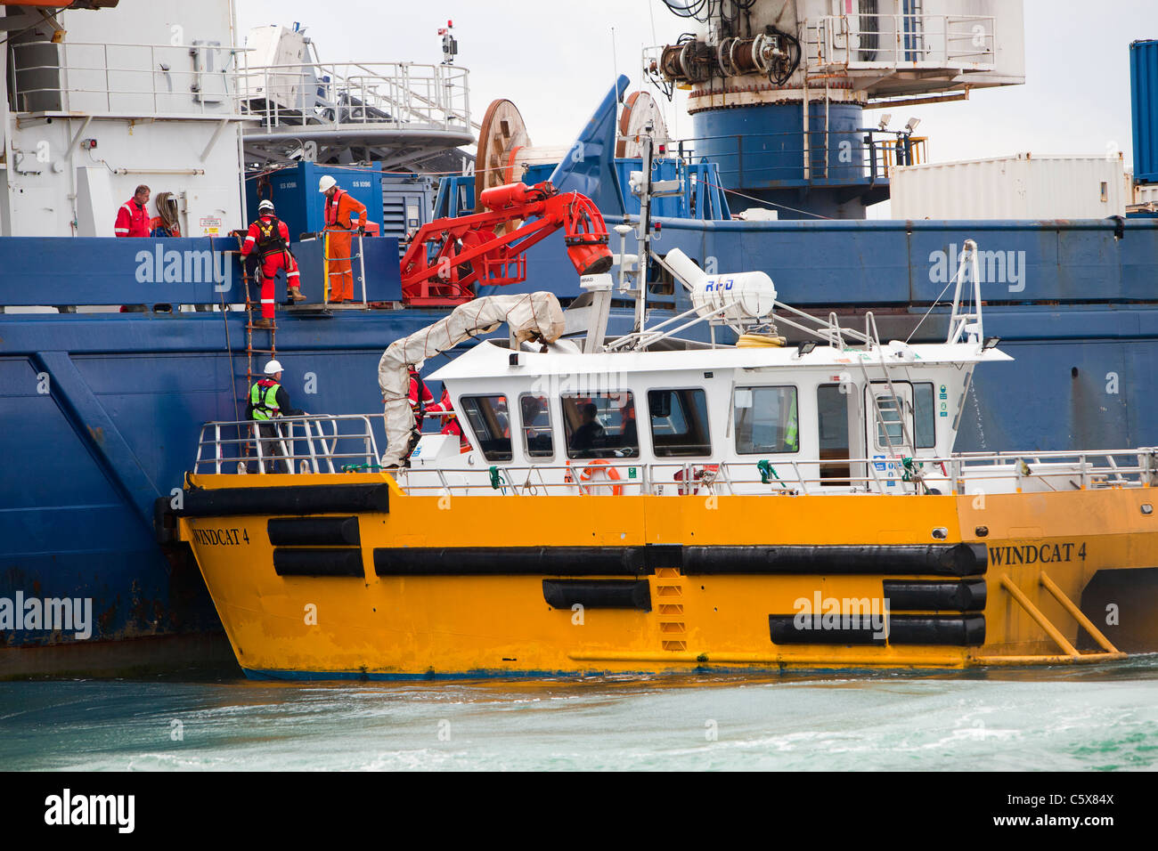 Offshore-Arbeitnehmer übertragen, eine Kabelverlegung Schiff auf Walney Offshore Windpark-Projekt aus Barrow in Furness, Cumbria, U Stockfoto