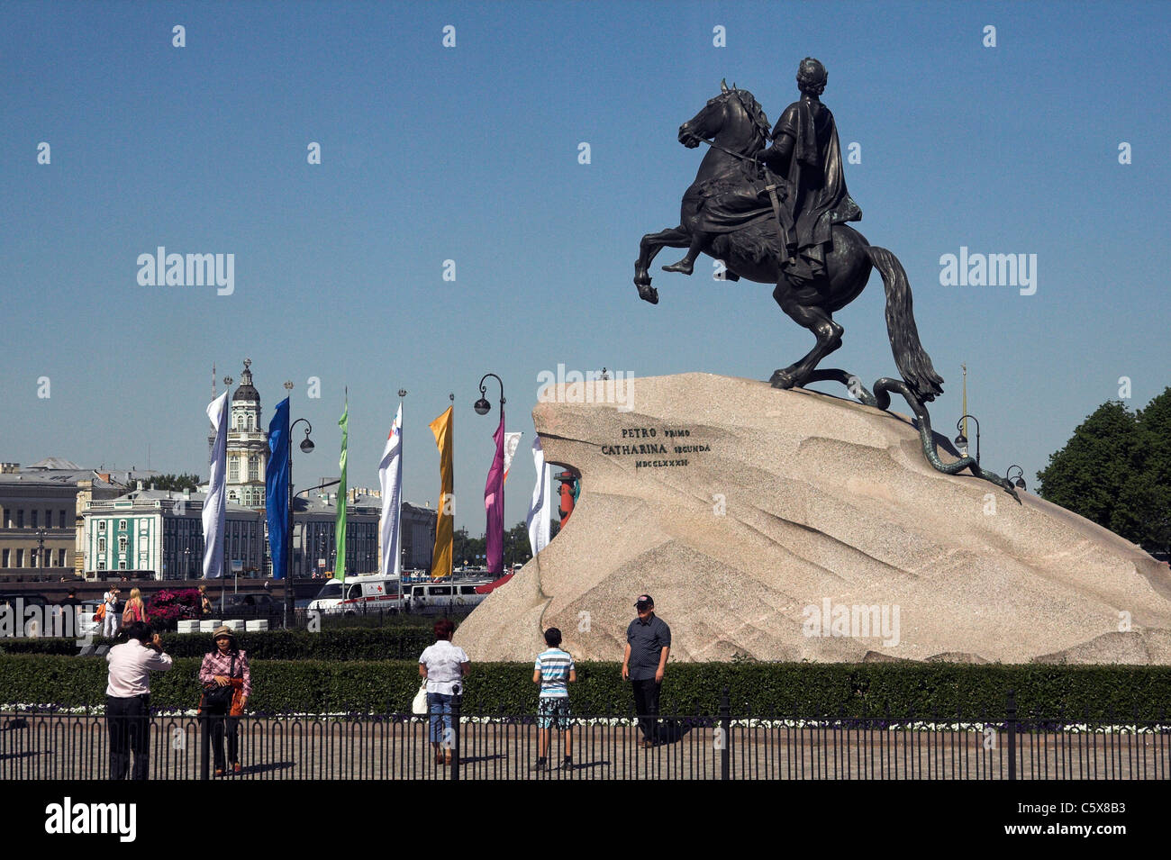 Der eherne Reiter Statue von Peter dem großen, mit der Kunstkammer oder Kunstkammer im Hintergrund, St Petersburg, Russland Stockfoto