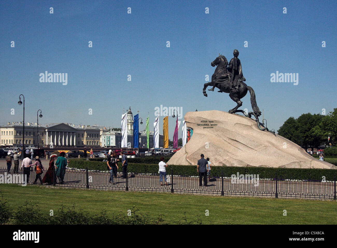 Der Bronzene Reiter Statue Peter des Großen, mit der Kunstkammer oder Kunstkamera und Akademie der Wissenschaften im Hintergrund, in St. Petersburg, Russland Stockfoto