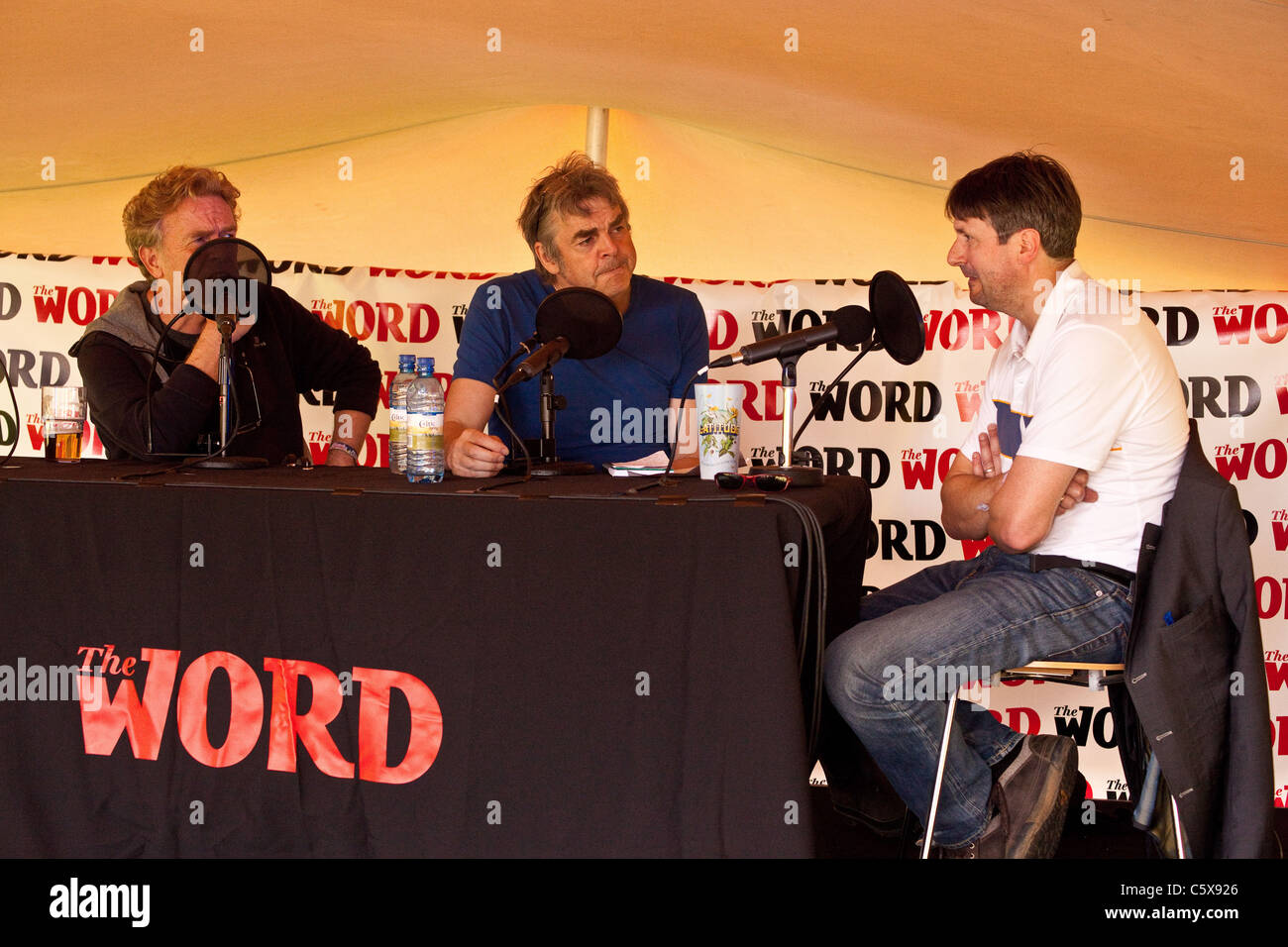 Simon Armatage interviewt in der Word-Lounge, Latitude Festival 2011, Suffolk, England, Vereinigtes Königreich. Stockfoto