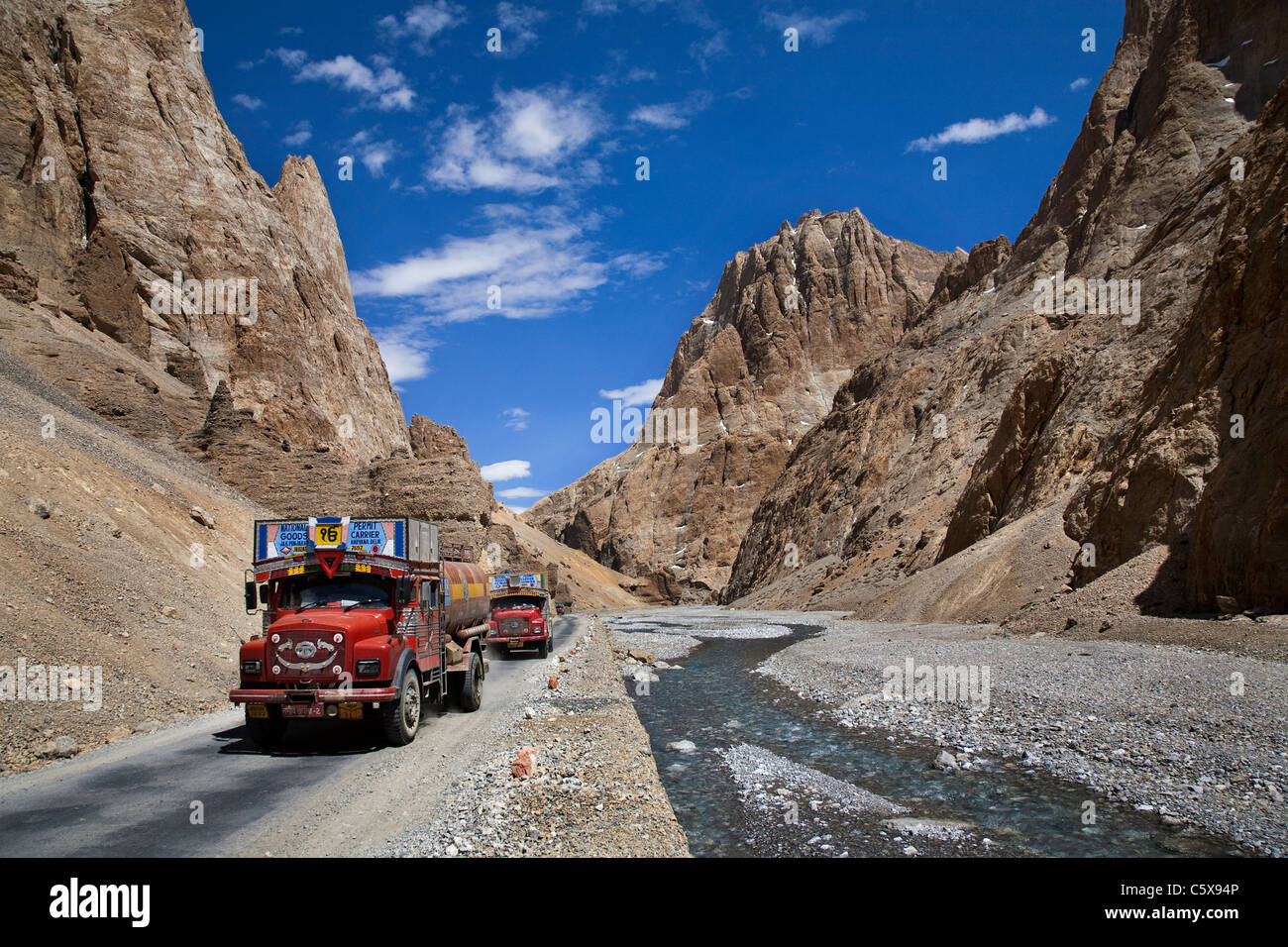 Lastwagen mit Benzin durchläuft Manali Leh - Straße. Ladakh. Indien Stockfoto