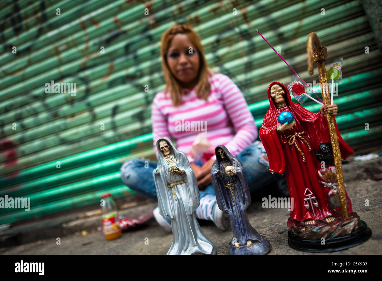 Ein mexikanischer Anhänger zeigt Figuren der Santa Muerte (Tod der
