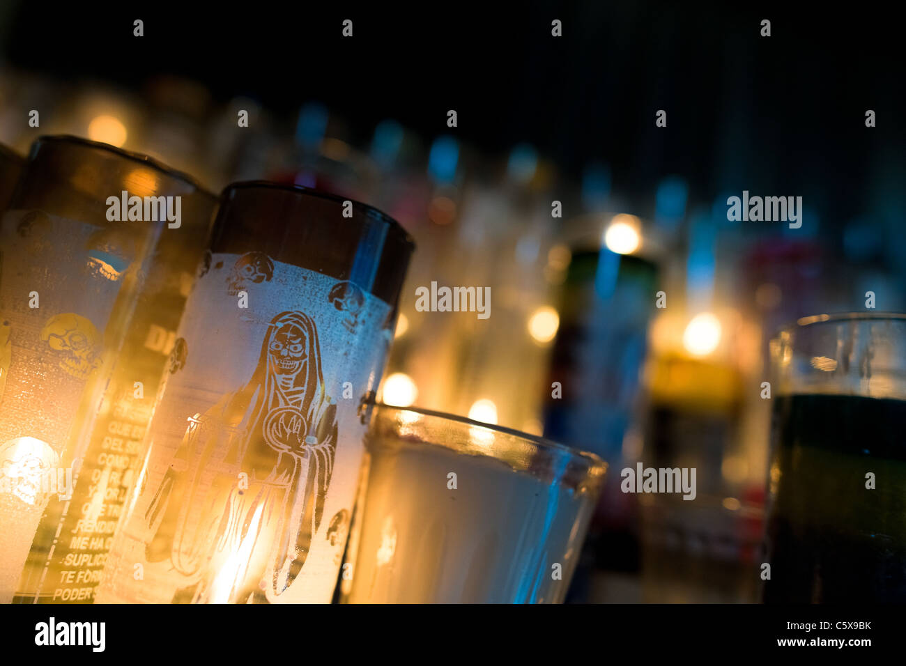 Bilder von Santa Muerte (Tod der Heiligen) gedruckt auf die Kerze Gläser im Heiligtum in Tepito, Mexico City, Mexiko. Stockfoto