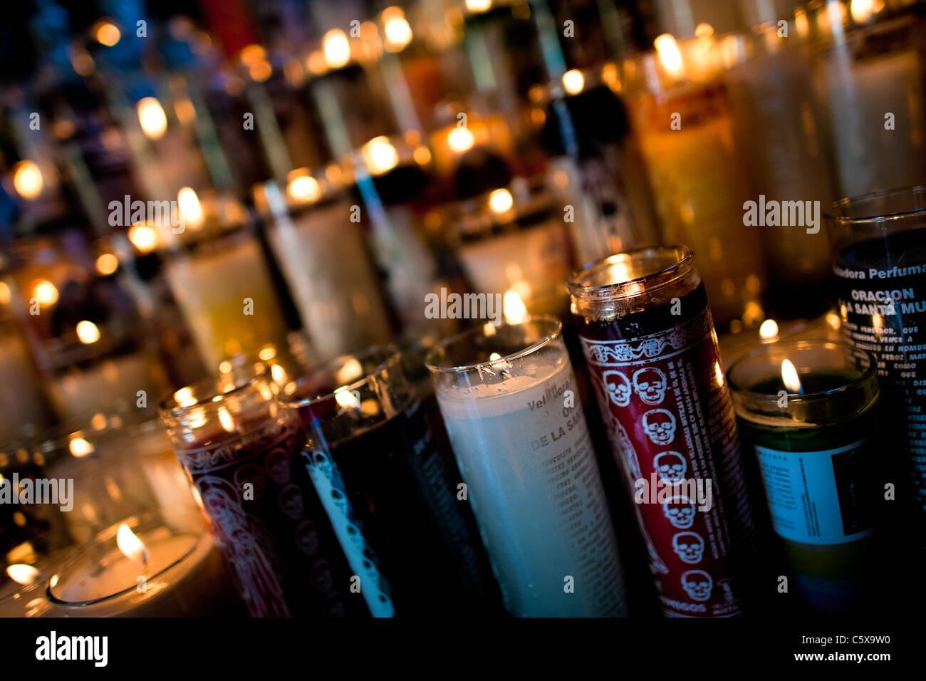 Bilder von Santa Muerte (Tod der Heiligen) gedruckt auf die Kerze Gläser im Heiligtum in Tepito, Mexico City, Mexiko. Stockfoto