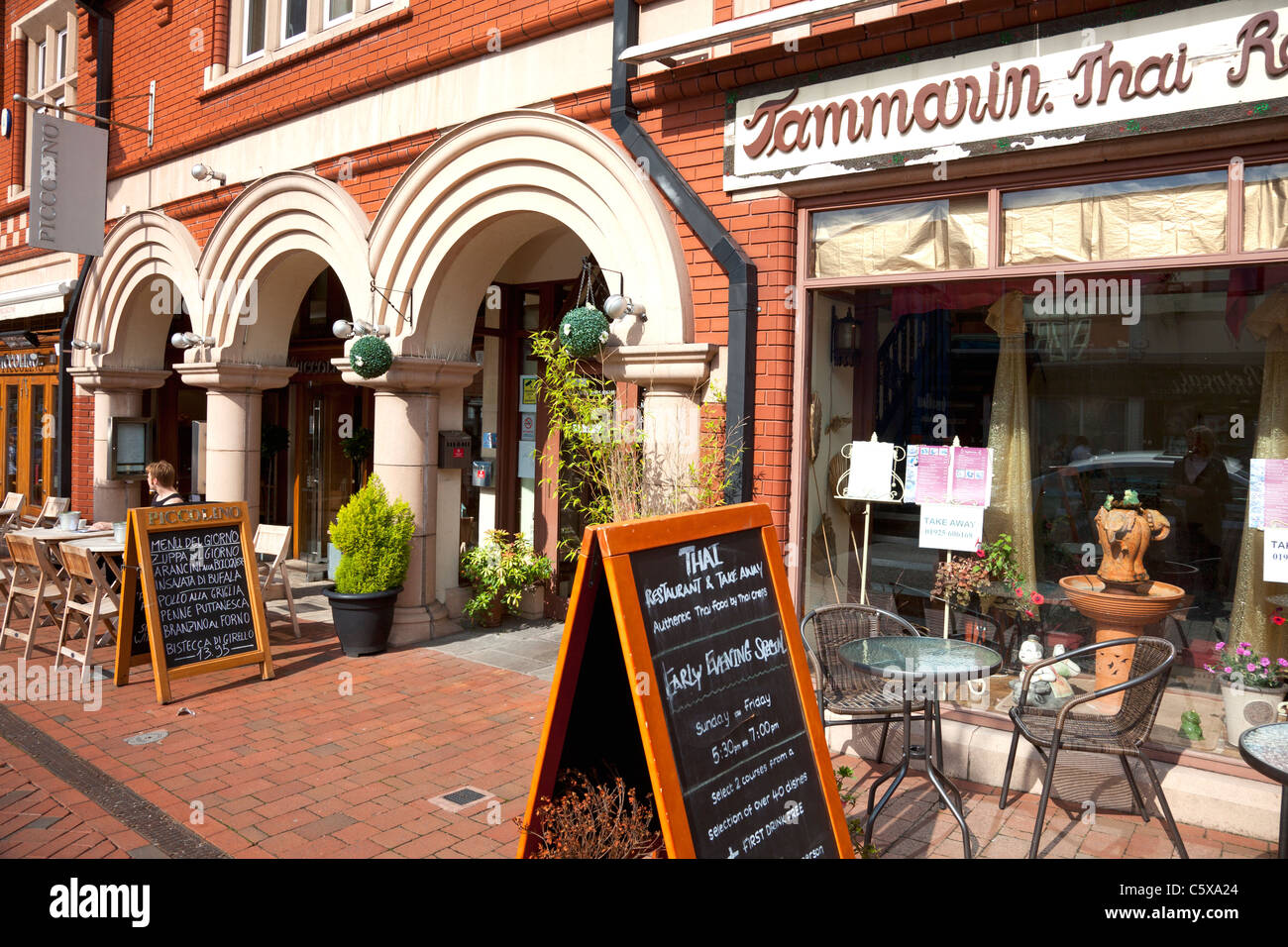 Restaurants an der Hauptstraße im Dorf Zentrum, Stockton Heath, Cheshire Stockfoto