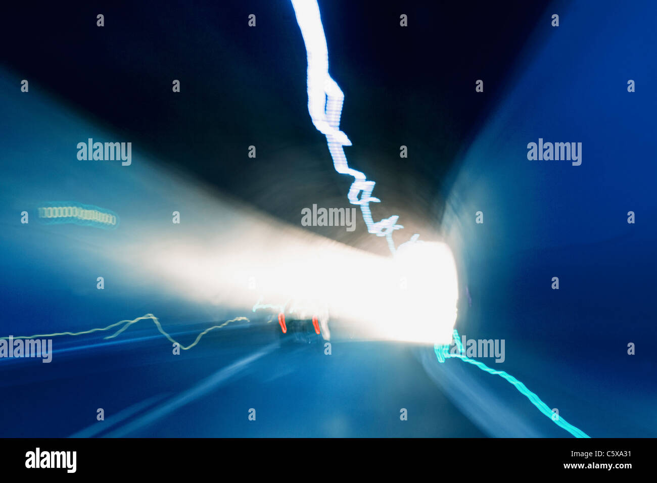 Rückleuchten des Autos im Straßentunnel, Unschärfe Stockfoto