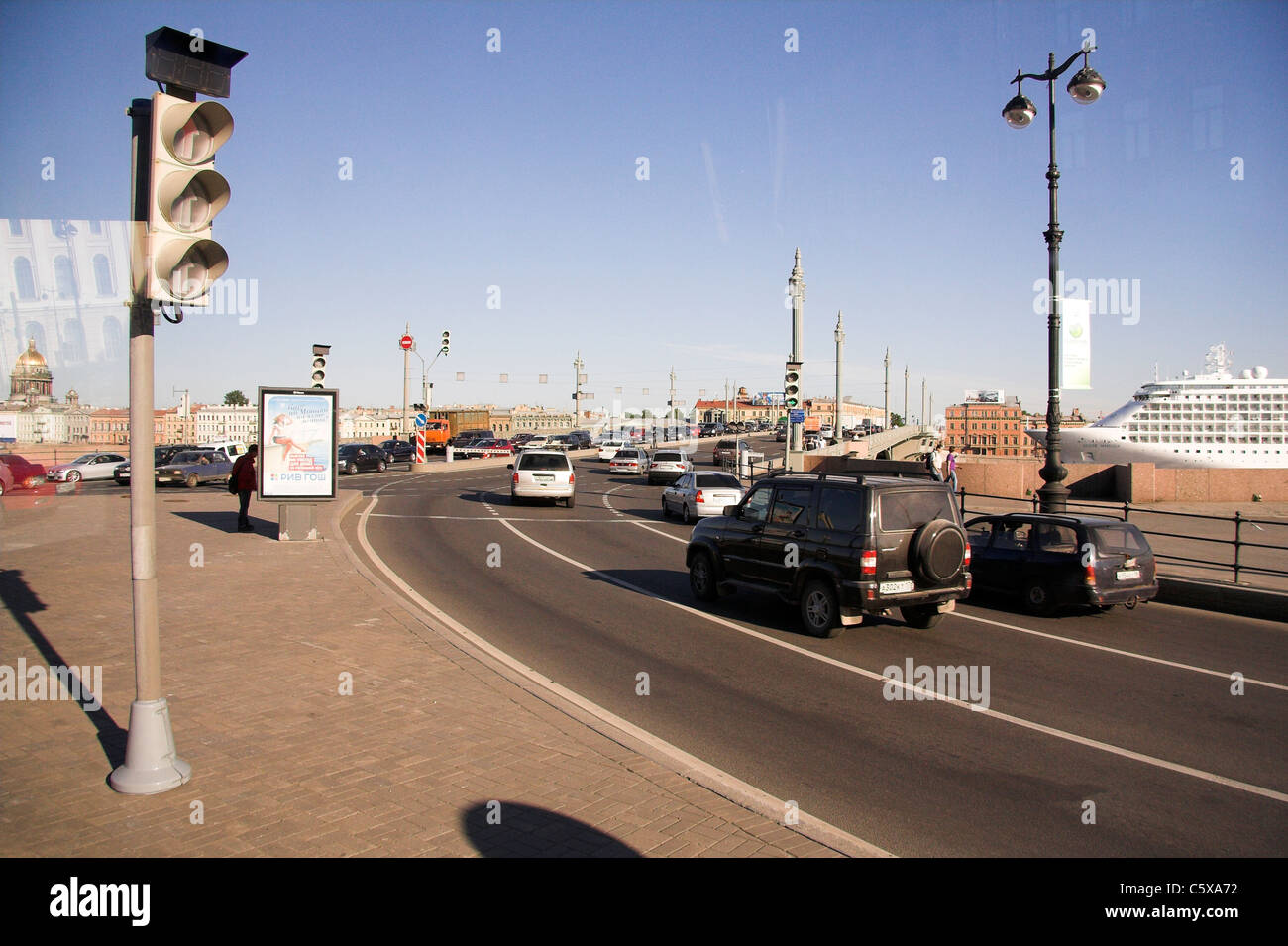 Street Scene mit Verkehr, Salzlagerstätte Brücke über den Fluss Neva, mit der St. Isaak Kathedrale im Hintergrund, in St. Petersburg, Russland Stockfoto