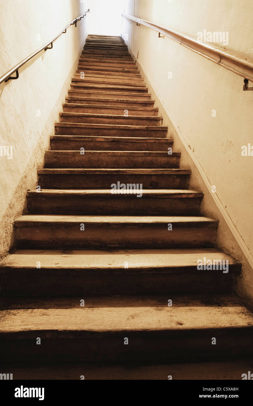 Alte Treppe Mit Handlauf Niedrigen Winkel Ansicht Stockfotografie Alamy