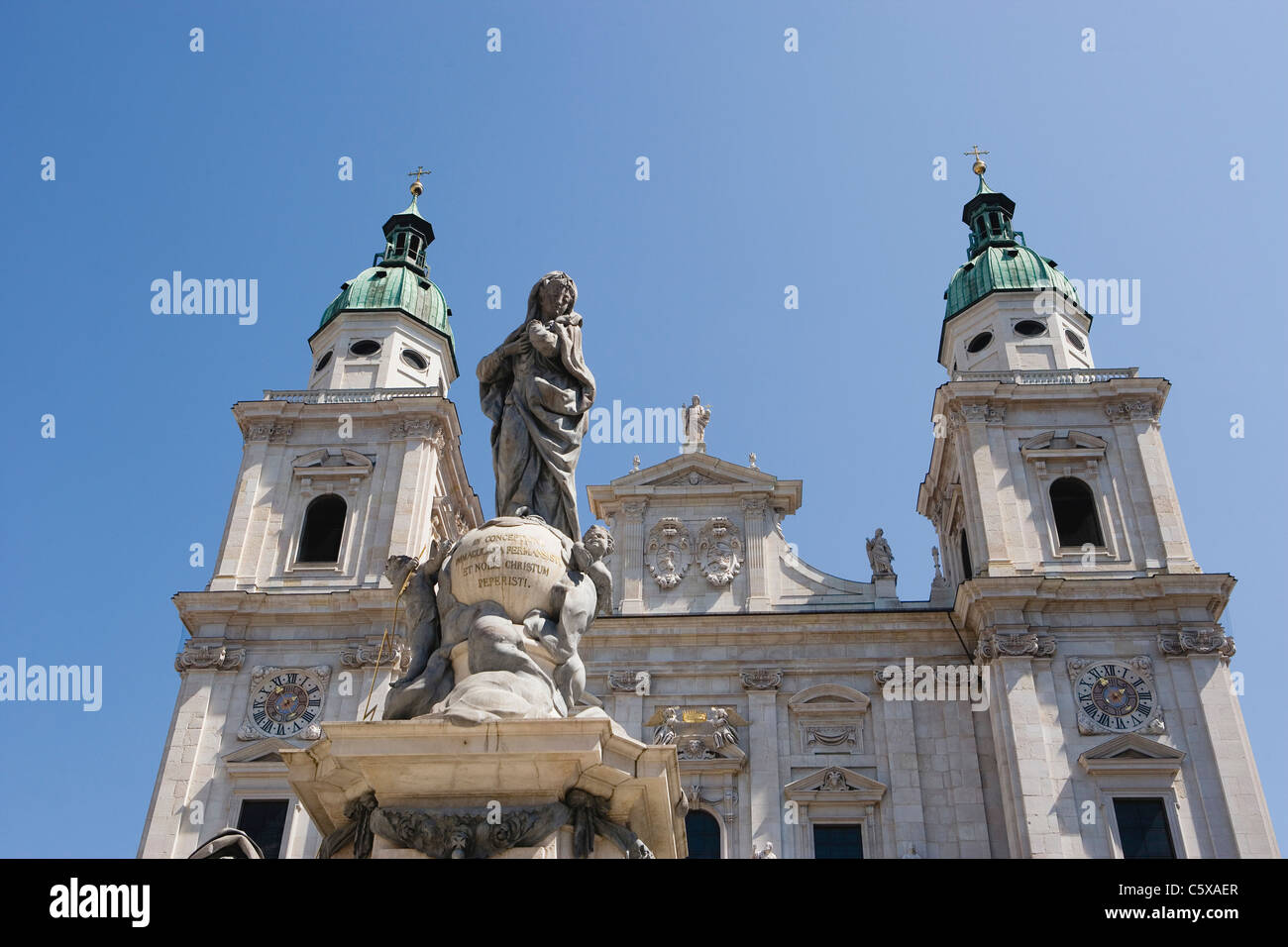 Österreich, Salzburger Dom und Statue der Jungfrau Maria, niedrigen Winkel Ansicht Stockfoto