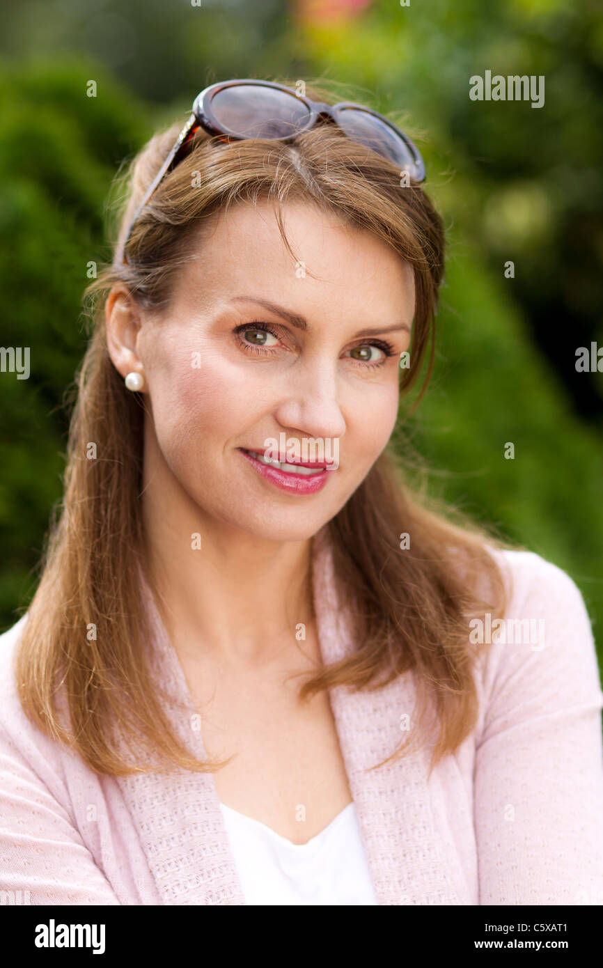 Frau im Garten entspannen Stockfoto