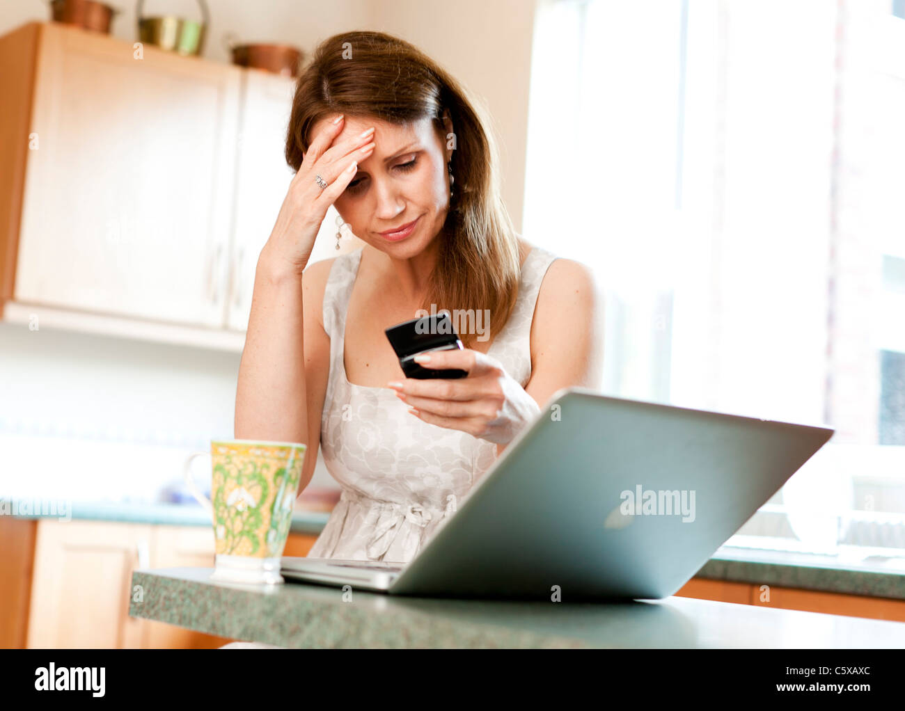 Frustrierte Frau mit computer Stockfoto