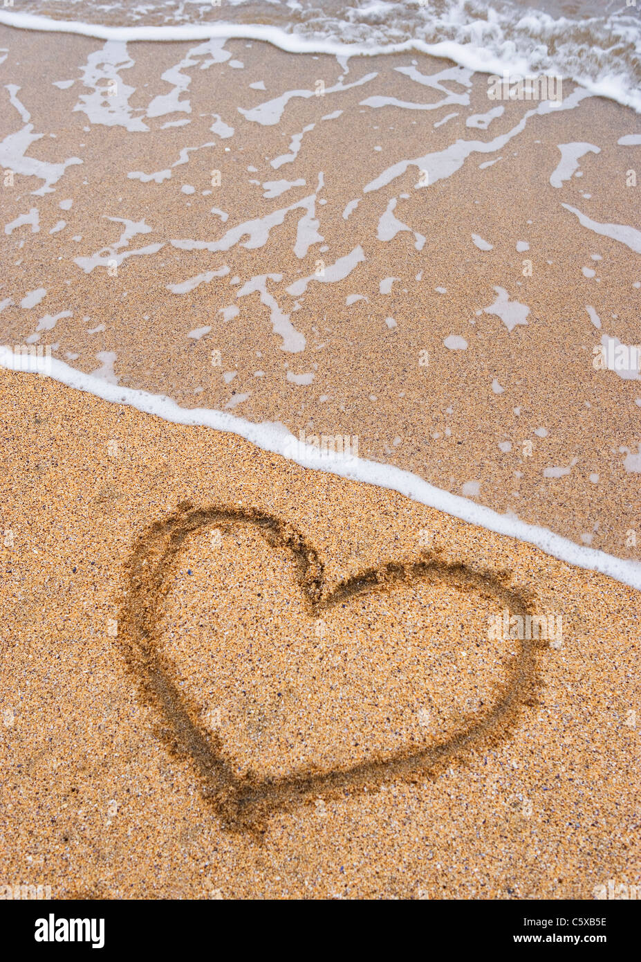 Herz im Sand am Strand, erhöhte Ansicht Stockfotografie Alamy