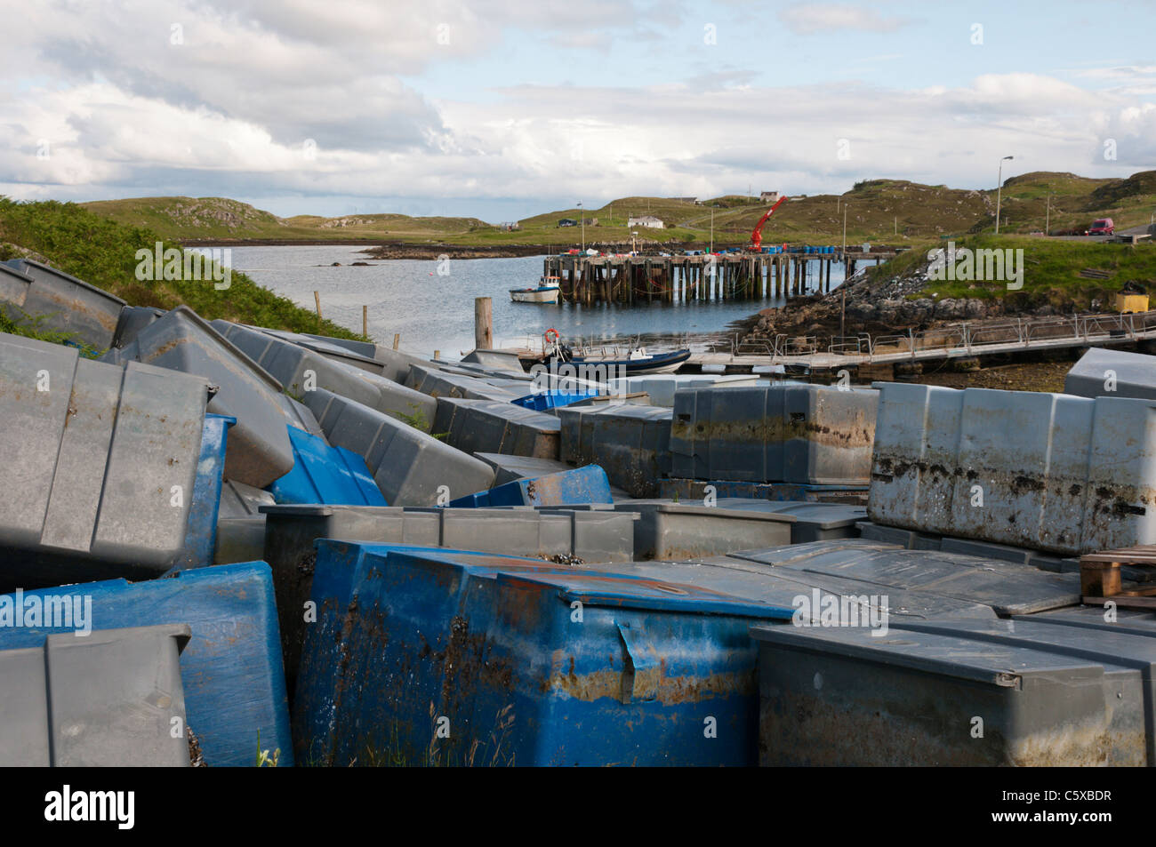 Alten Fisch-Kisten stapelten sich am Hafen von Circebost auf Great Bernera in den äußeren Hebriden. Stockfoto
