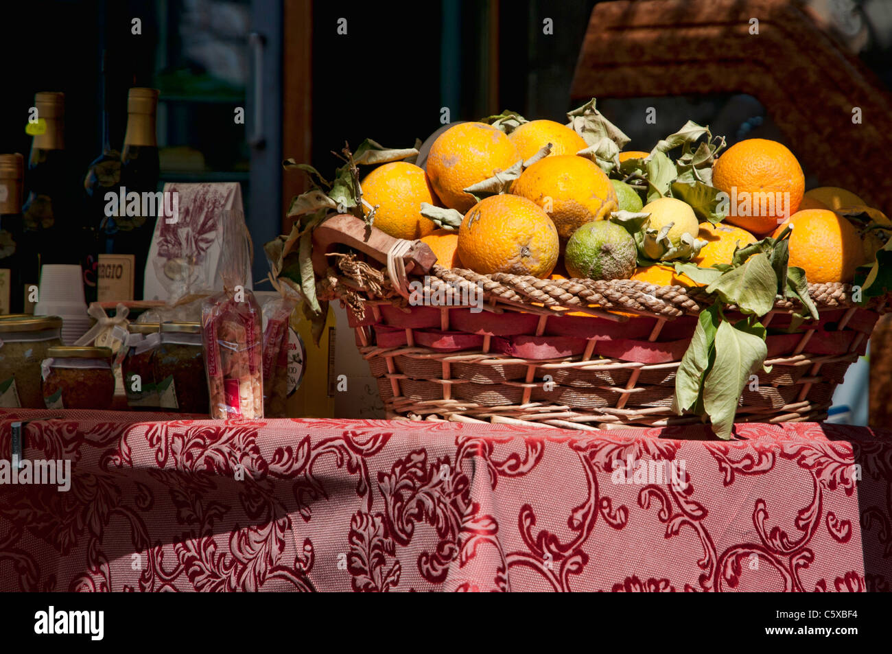 Sizilianische Orangen in einem Markt von Taormina. Stockfoto