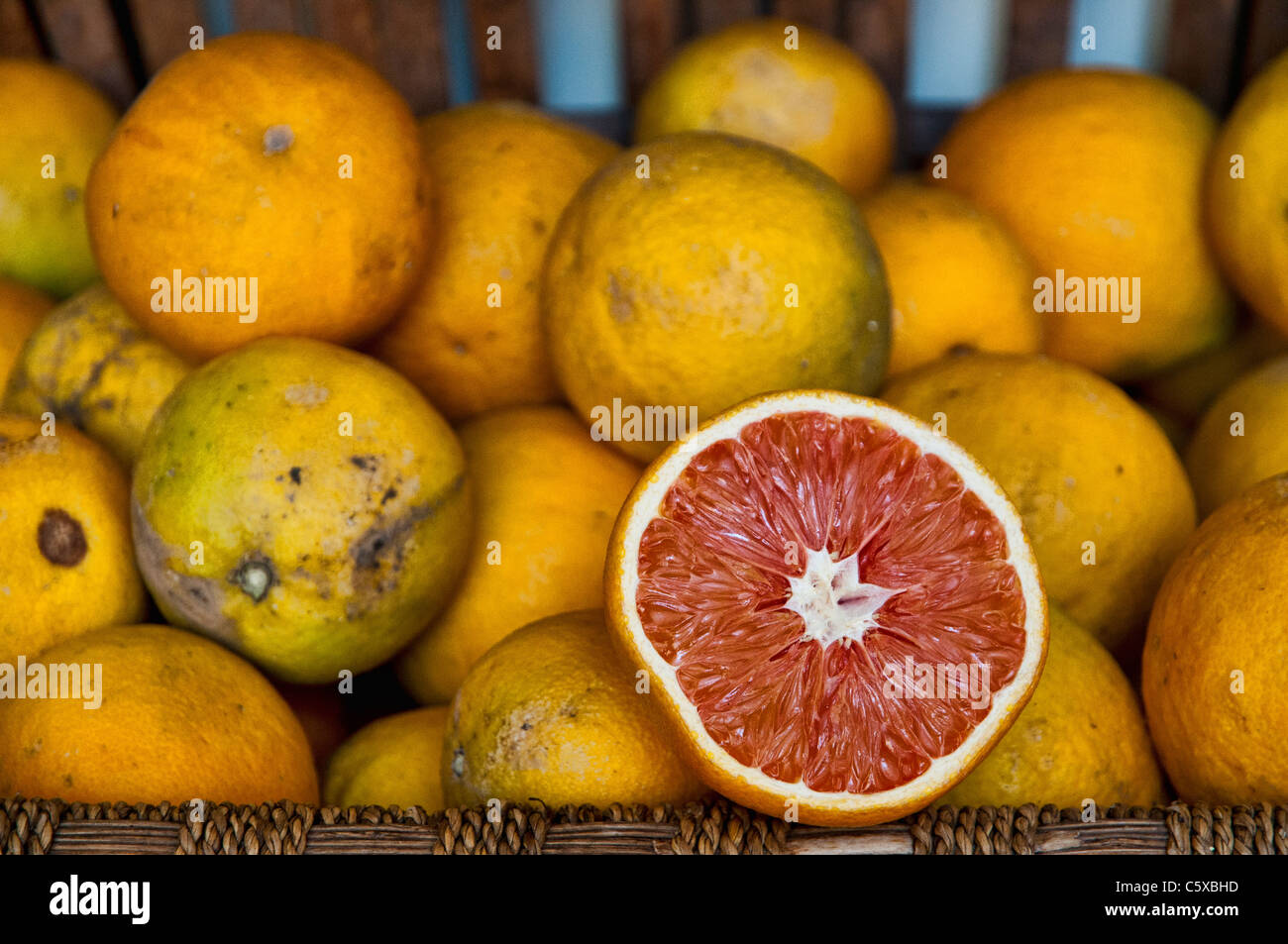 Sizilianische Orangen in einem Markt von Taormina. Stockfoto