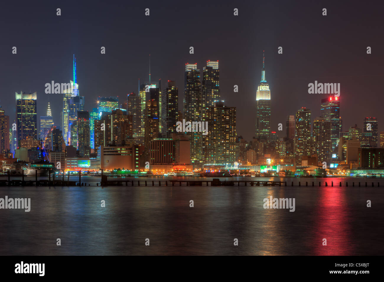 Die Skyline von Manhattan Midtown während der Dämmerung über den Hudson River von New Jersey aus gesehen. Stockfoto