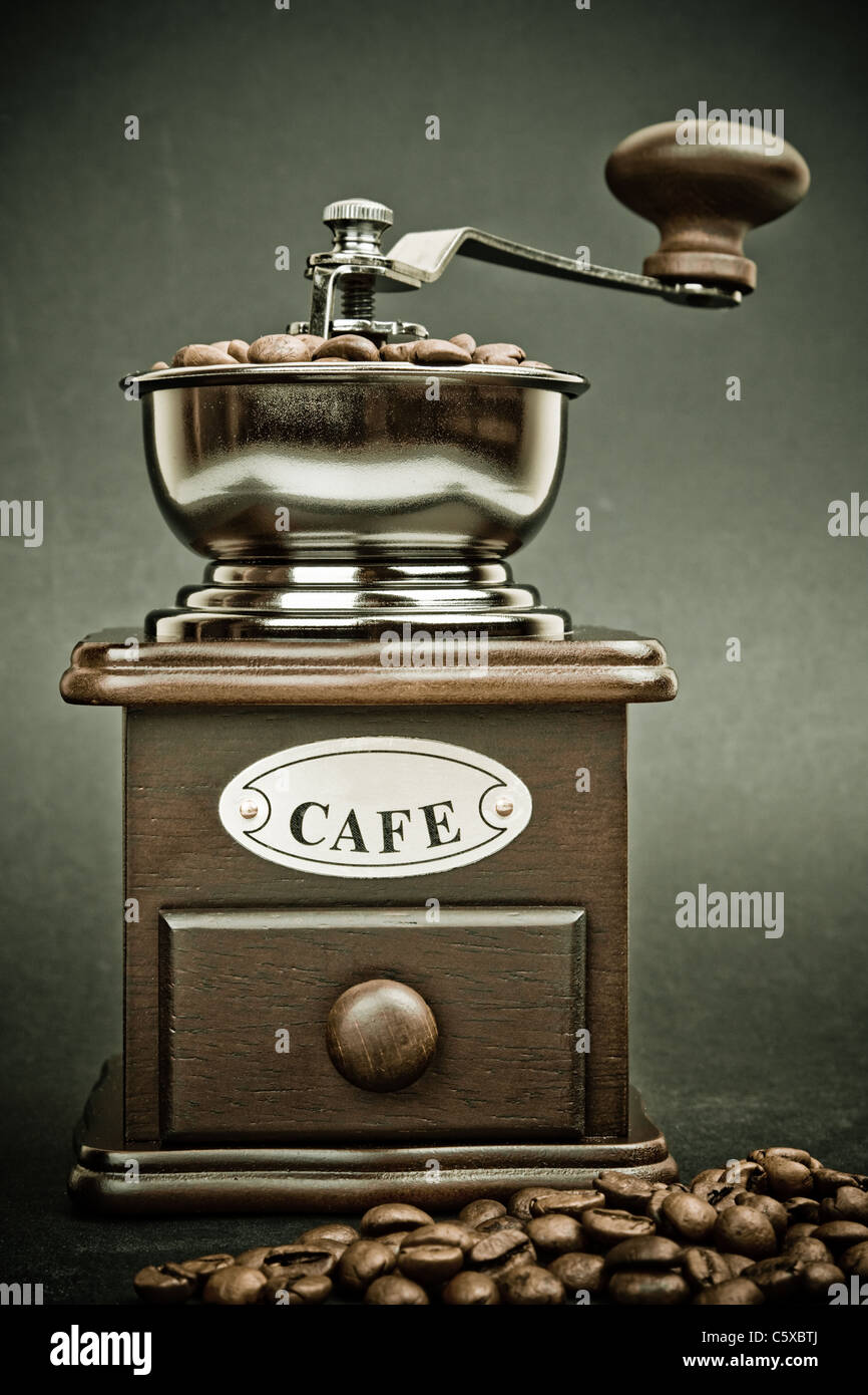 Klassische Mühle mit Kaffeebohnen mit einem Retro-Effekt. Stockfoto