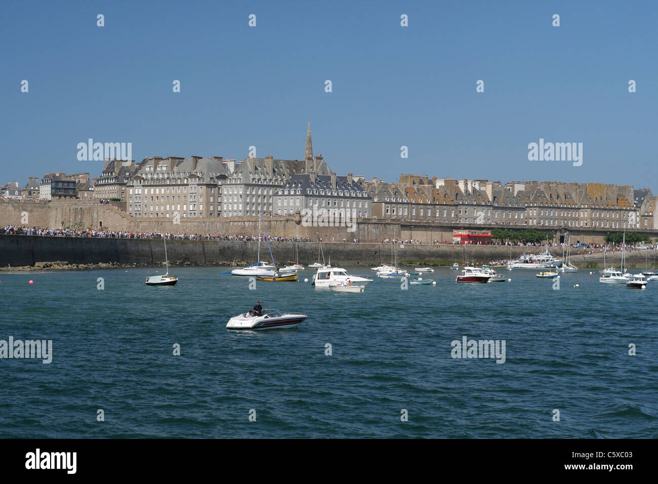 Hafen von St. Malo, Zugang zum Fährhafen zu übermitteln. Stockfoto