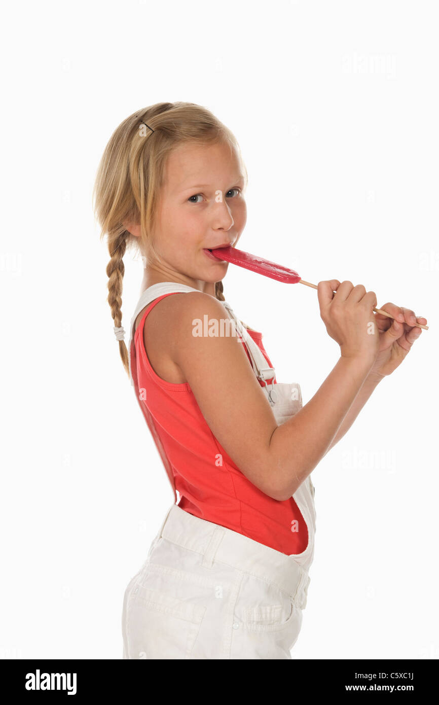Mädchen (10-11) Holding Lollypop, Seitenansicht, portrait Stockfoto